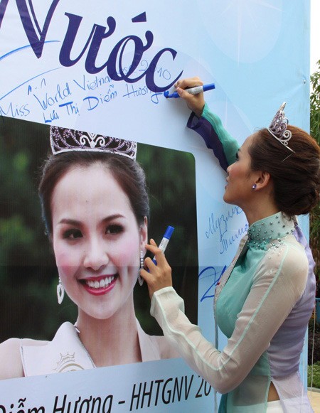 Diễm Hương bị chê là "dốt" ngoại ngữ khi cô viết sai tên danh hiệu của mình là Miss VietNam World cô lại viết là Miss World Vietnam trong cuộc thi Hoa hậu trái đất 2010 tổ chức tại Việt Nam